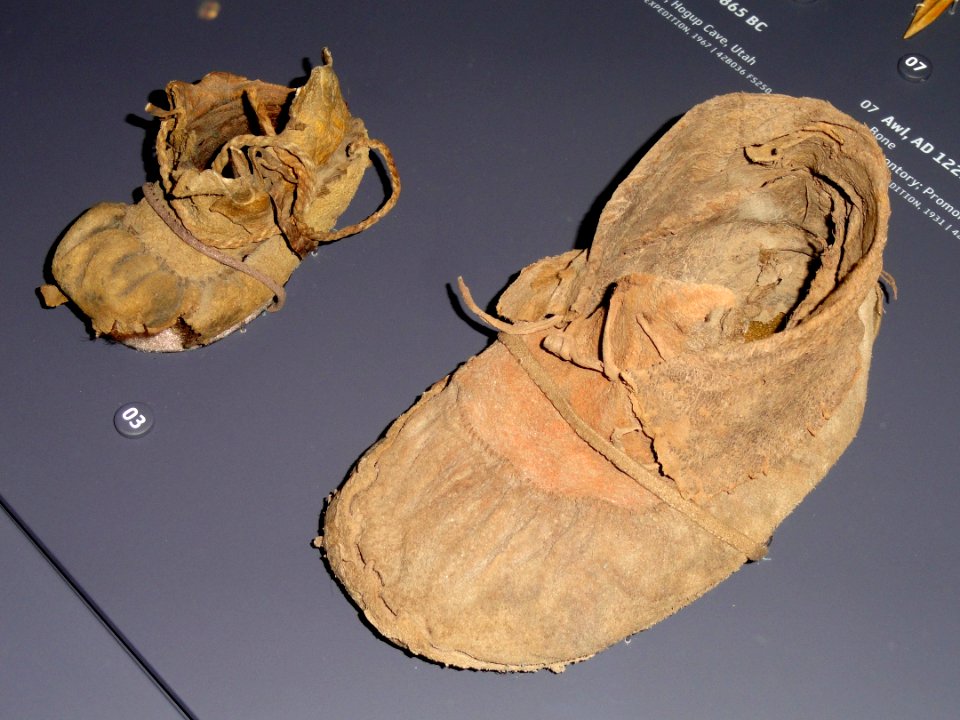 Promontory moccasin, Promontory Cave I, Utah, 1225-1275 AD, bison hide with hair - Natural History Museum of Utah - DSC07383