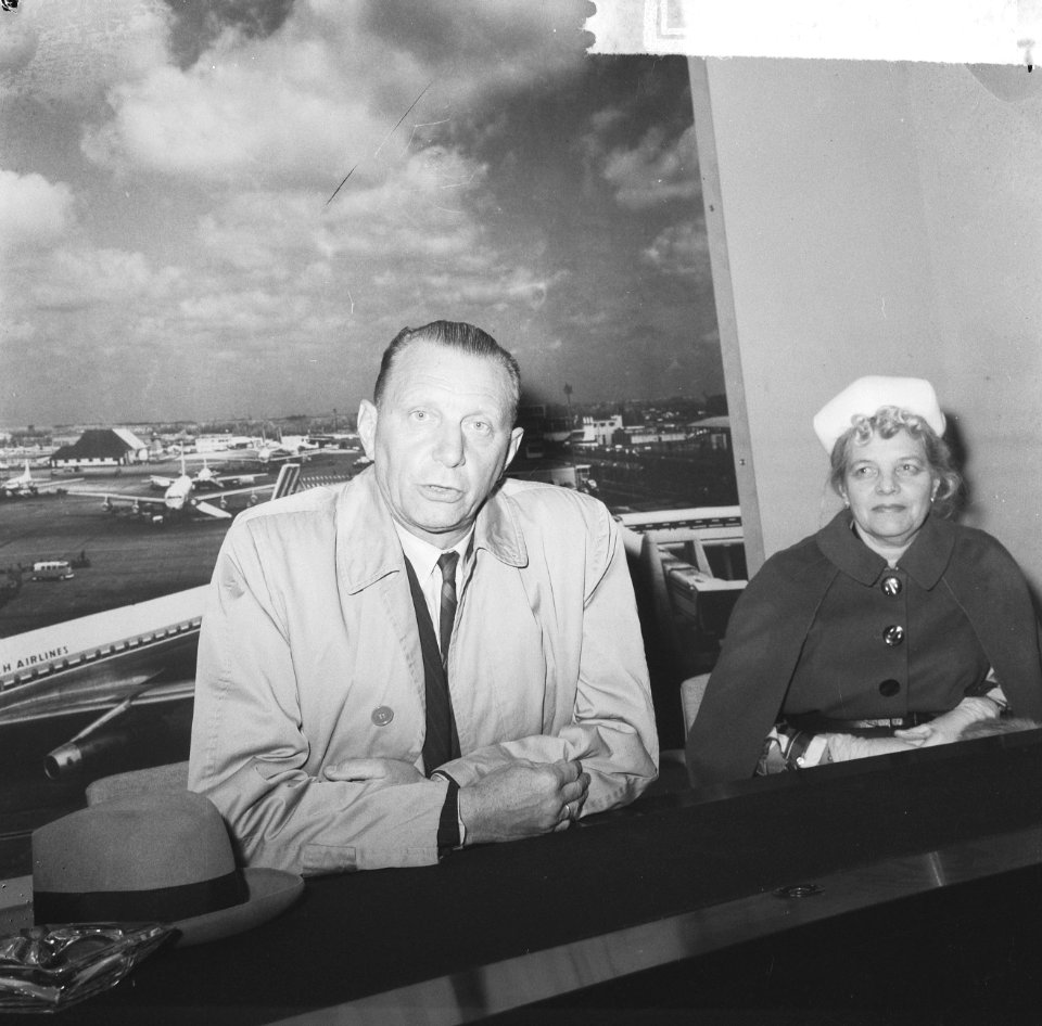 Prof. Zaneveld tijdens een persconferentie op Schiphol. Zaneveld is rector van h, Bestanddeelnr 917-5780