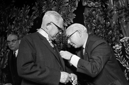 Prof.dr. G.M. Verrijn afscheid genomen als voorzitter van de SER, minister Veldk, Bestanddeelnr 916-3474