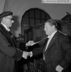 Prof. J.H. van de Broek (l) feliciteert architect Gerrit Rietveld, Bestanddeelnr 915-9351