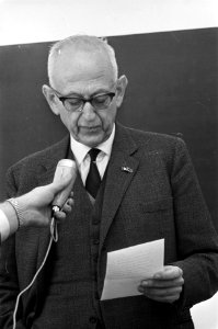 Prof. Pieter Muntendam leest zijn communiqué voor, Bestanddeelnr 919-7765