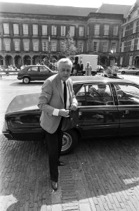 Prof. Van de Beld op weg naar de informateur op het Binnenhof, Bestanddeelnr 932-3233