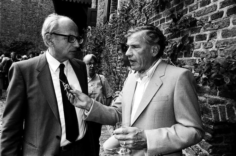 Prof. Karel van het Reve ontvangt PC Hooftprijs op Muiderslot Karel van het Rev, Bestanddeelnr 932-1718