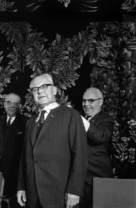 Prof.dr. G.M. Verrijn afscheid genomen als voorzitter van de SER, minister Veldk, Bestanddeelnr 916-3473