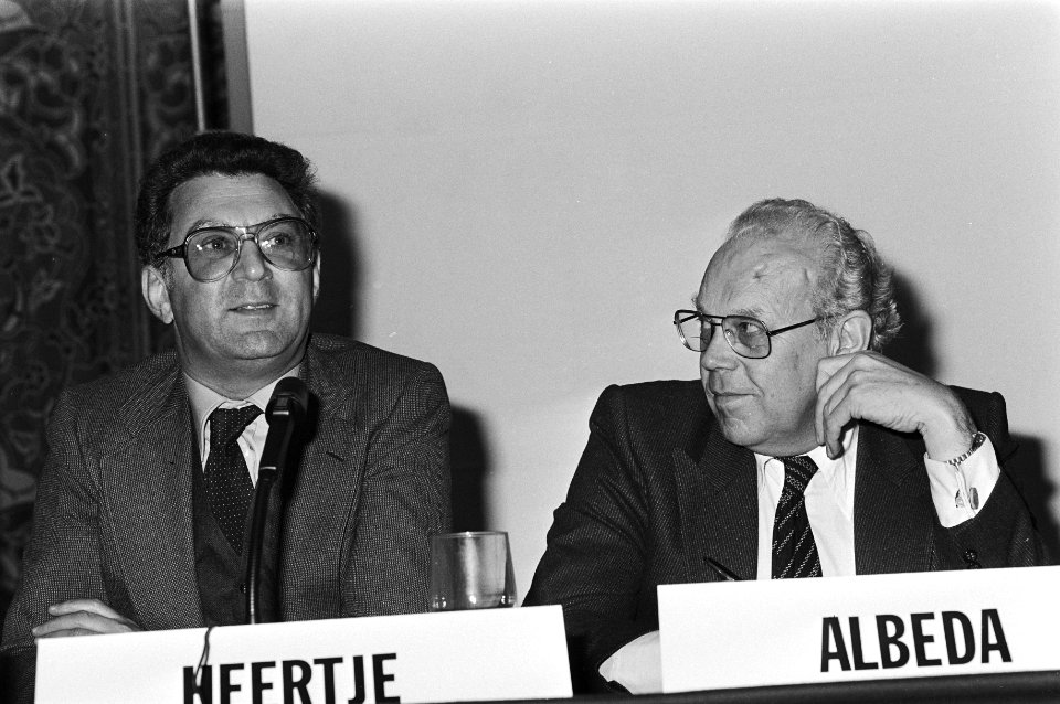 Prof.dr. A. Heertje (links) en minister W. Albeda, Bestanddeelnr 930-4956