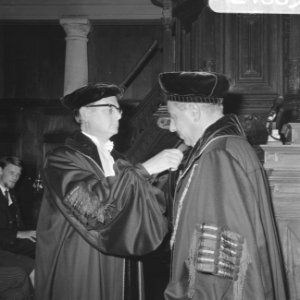 Prof. mr. J. v.d. Hoeven draagt het rectoraat over aan prof. mr. A.D. Belinfante, Bestanddeelnr 921-6837