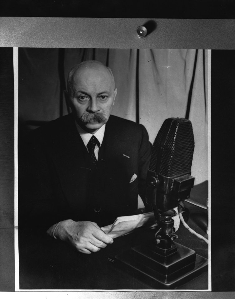 Prof. P.S. Gerbrandy, minister-president, in de studio van de BBC voor de eerste, Bestanddeelnr 935-1713