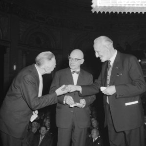Prof Wieger Bruin (rechts) met de prijswinnaars, beeldhouwer Hildo Krop (midden, Bestanddeelnr 911-0283