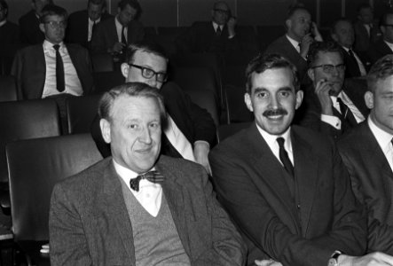 Prof. mr. G.C.J.J. van den Bergh (links) en mr. E.C.M. Jurgens (links Katholieke, Bestanddeelnr 919-7664