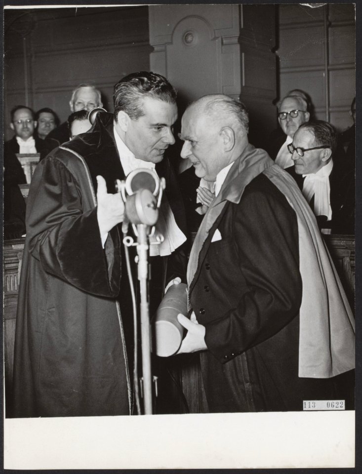 Prof. mr. W.G. Vegting reikt namens de senaar van de Universiteit van Amsterdam , Bestanddeelnr 113-0622
