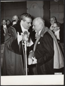 Prof. mr. W.G. Vegting reikt namens de senaar van de Universiteit van Amsterdam , Bestanddeelnr 113-0622