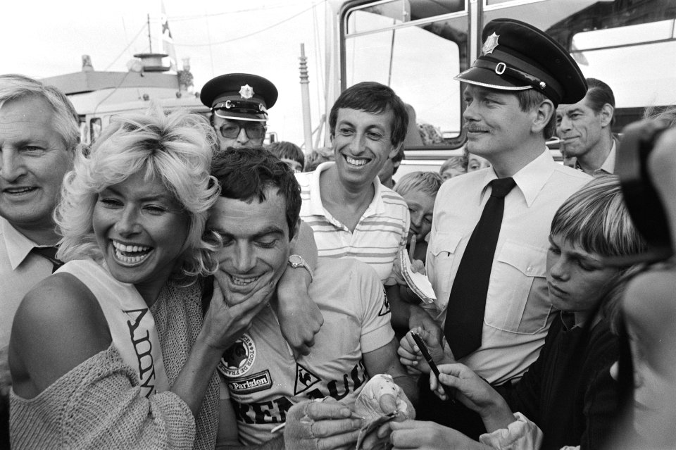 Profronde van Tiel Bernard Hinault wordt begroet door rondemiss Vanessa, Bestanddeelnr 932-2819
