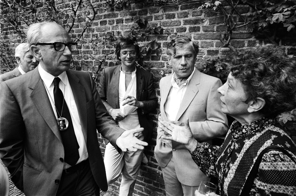 Prof. Karel van het Reve ontvangt PC Hooftprijs op Muiderslot Karel van het Rev, Bestanddeelnr 932-1719