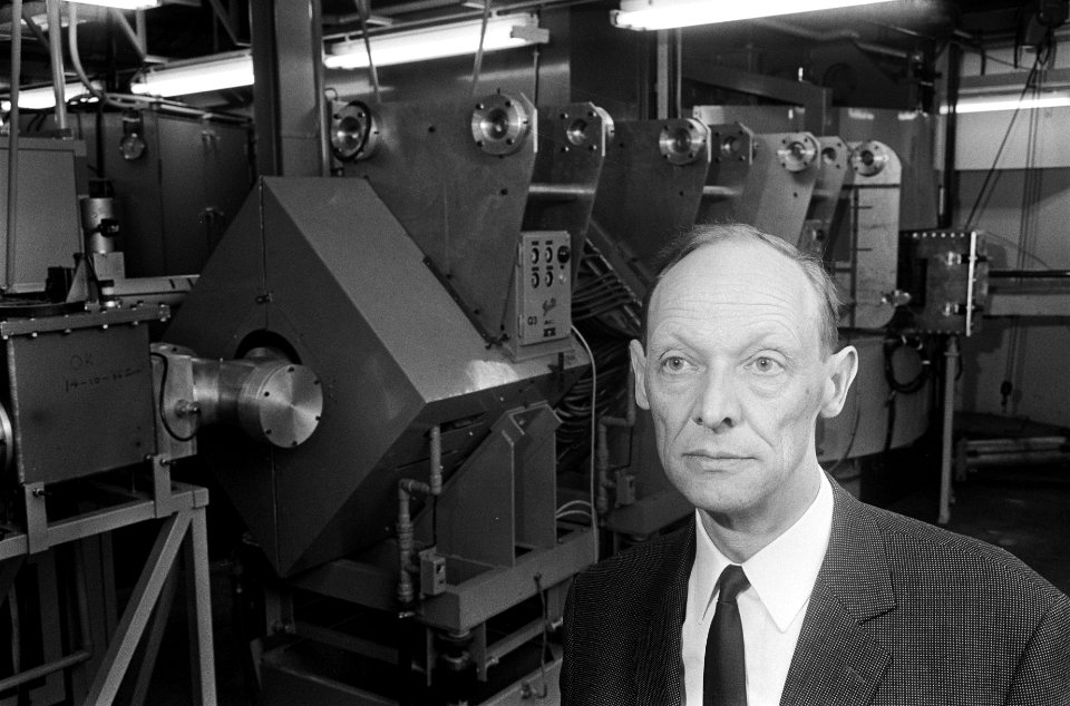 Professor dr. R. van Lieshout , direkteur Ciplotron van het Instituut voor Kernp, Bestanddeelnr 922-9380