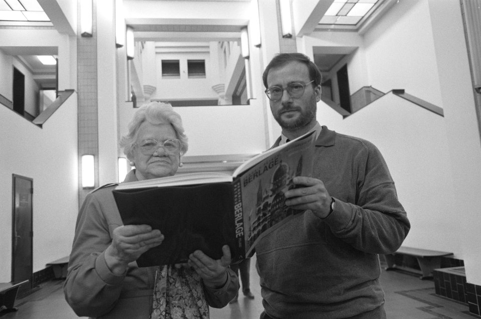 Prof. Sergio Polano en mevrouw Van Rooy (dochter van de architect H.P. Berlage) , Bestanddeelnr 934-3754