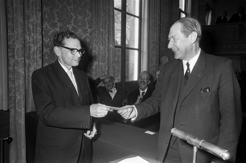 Professor dr. G. J. M. van der Kerk , hoogleraar organische scheikunde Utrecht o, Bestanddeelnr 923-3082