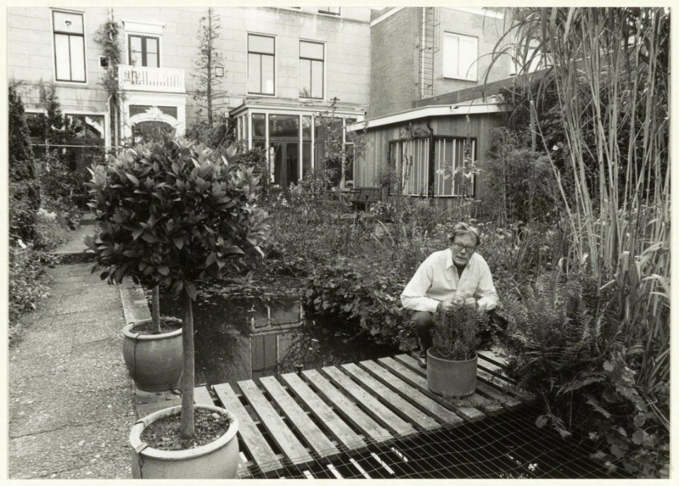 Prof. Dr. B.D. Bangma in zijn tuin aan de Nieuwe Gracht 96. NL-HlmNHA 54031952
