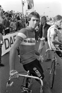 Profronde van Tiel Johan van de Velde bij zijn fiets, Bestanddeelnr 932-2821