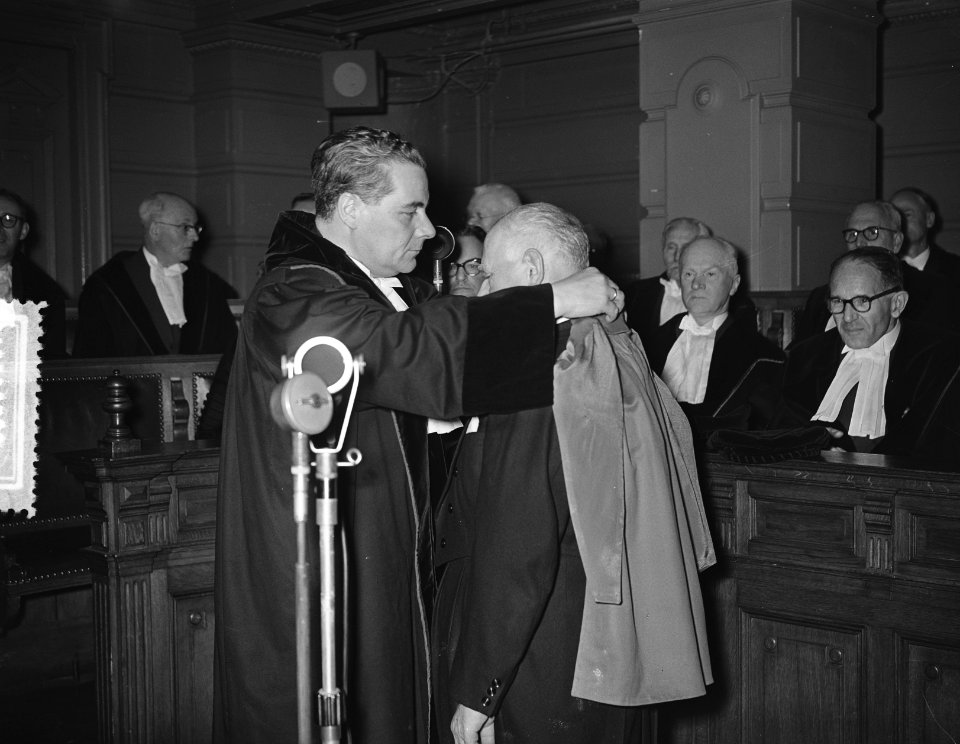 Prof. mr. W.G. Vegting reikt namens de senaat van de Universiteit van Amsterdam , Bestanddeelnr 907-5319