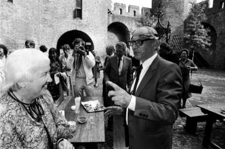 Prof. Karel van het Reve ontvangt PC Hooftprijs op Muiderslot Karel van het Rev, Bestanddeelnr 932-1725