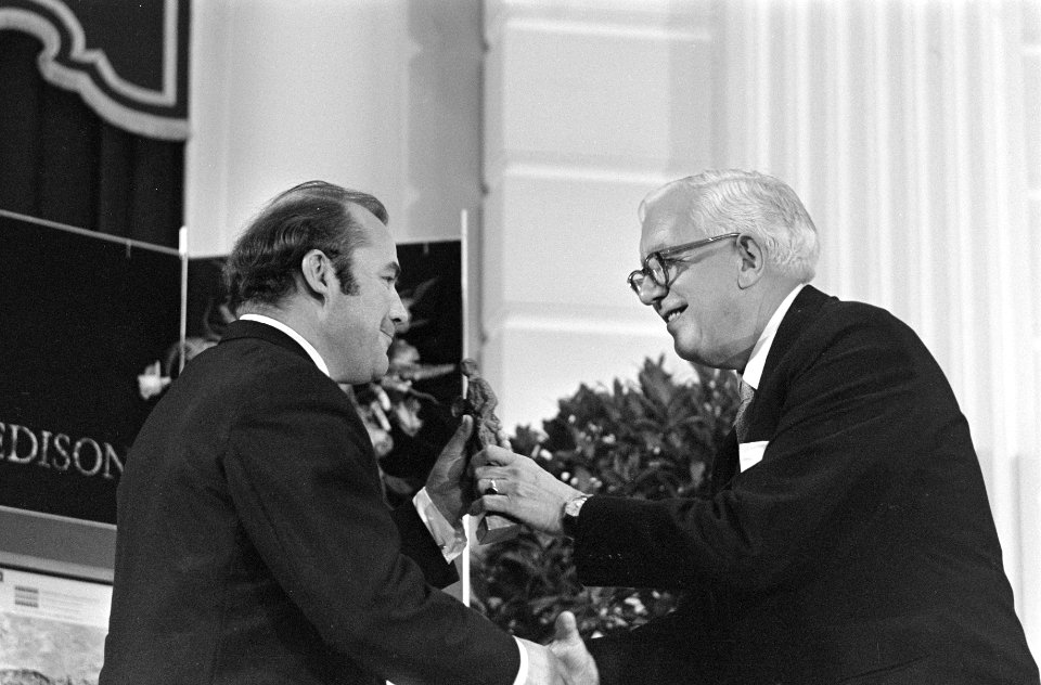 Prof.dr. Ph.J. Idenburg overhandigt de prijs aan Leonard Bernstein, Bestanddeelnr 921-6972
