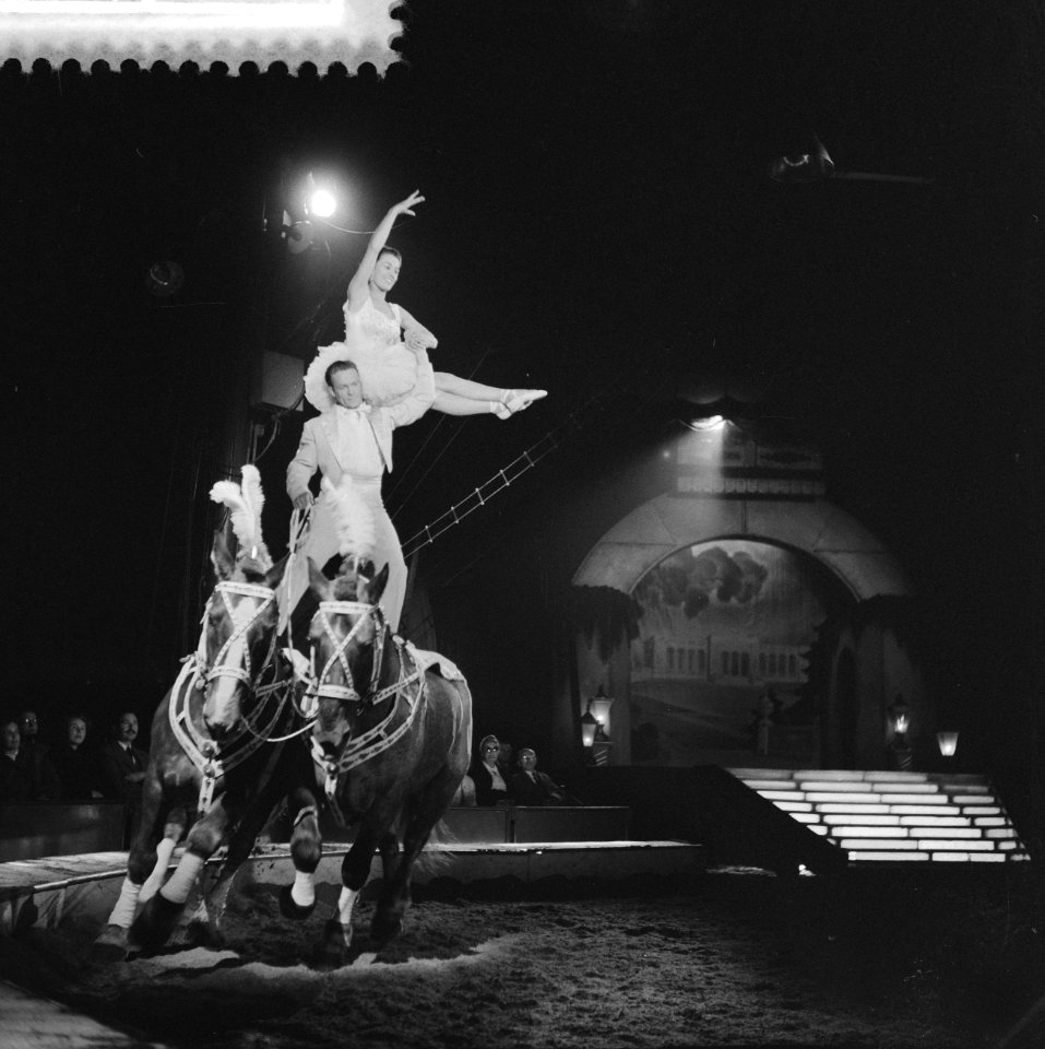 Programma van Circus Krone in Rotterdam Louise et Roger met een pas des deux op, Bestanddeelnr 910-4386