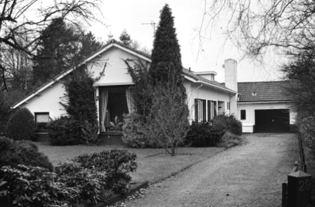 Prinses Irene en kinderen bewonen nu deze bungalow aan Tafelbergweg in Laren (No, Bestanddeelnr 931-1649