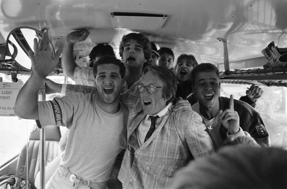 Prominenten begeleiden Ajax-supporters in bussen naar Eindhoven Freek de Jonge , Bestanddeelnr 934-0618