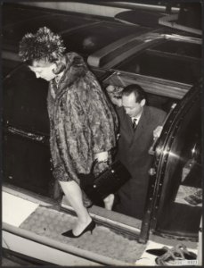 Prinses Irene en Carel-Hugo verlaten rondvaartboot in Amsterdam, Bestanddeelnr 018-0931