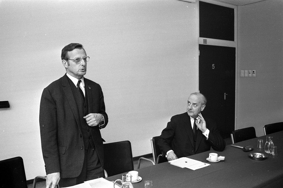 Prof. dr. C. J. F. Böttcher (l) en mr. W. H. Fockema Andreae, Bestanddeelnr 925-5371