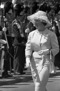 Prinses Irene bij 130-jarig bestaan van garderegiment Grenadiers, Bestanddeelnr 910-4979