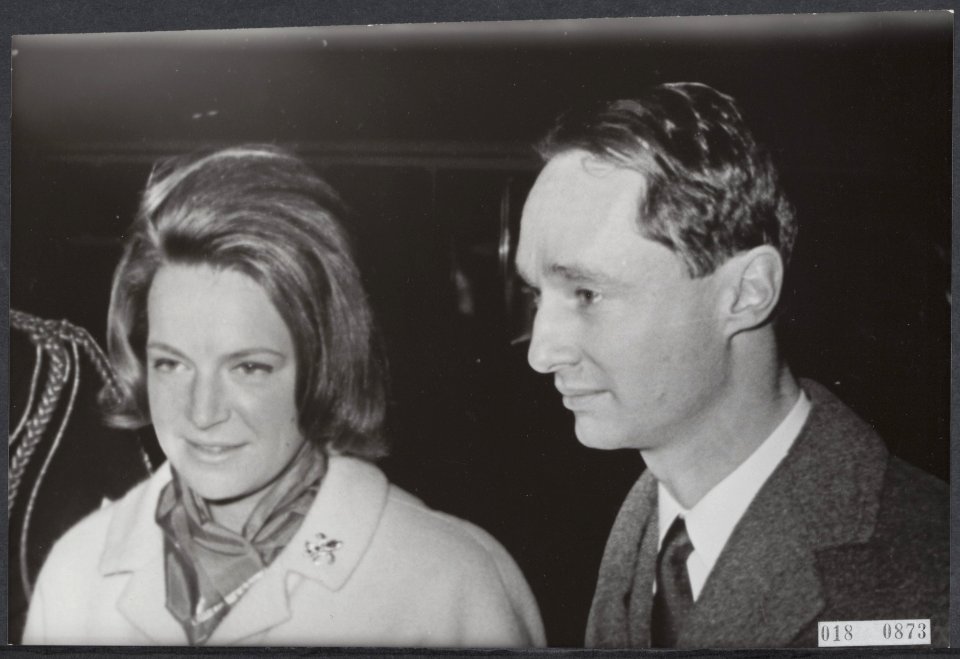 Prinses Irene en haar echtgenoot arriveerden vanavond op Schiphol. Zij zullen he, Bestanddeelnr 018-0873
