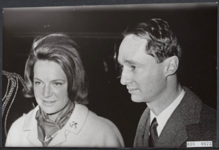 Prinses Irene en haar echtgenoot arriveerden vanavond op Schiphol. Zij zullen he, Bestanddeelnr 018-0873