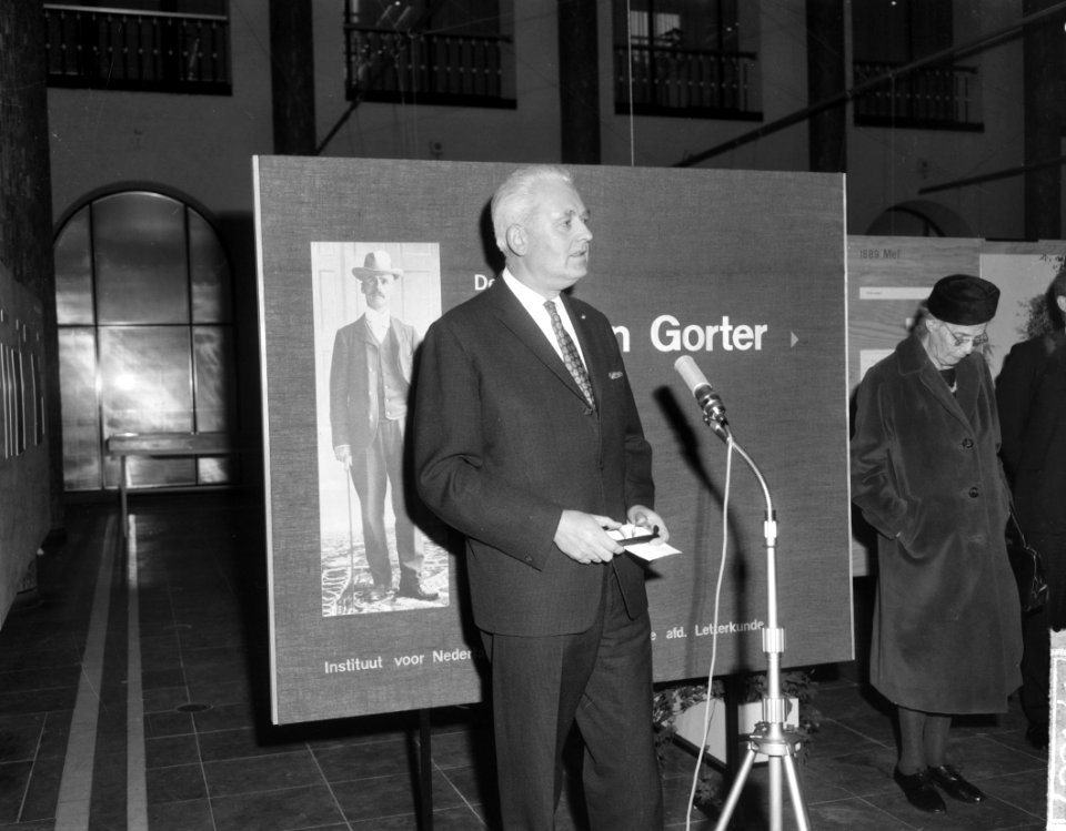 Prof. dr. Garmt Stuiveling in Maagdenhuis de Herman Gorter tentoonstelling geope, Bestanddeelnr 917-1667