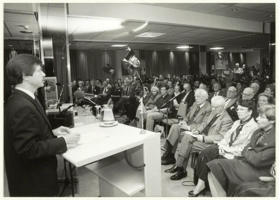 Prof dr. ir. Joris Voorhoeve als spreker voor de V.V.D. in het Carlton Square hotel, i.v.m. de gemeenteraadsverkiezingen. NL-HlmNHA 54031586
