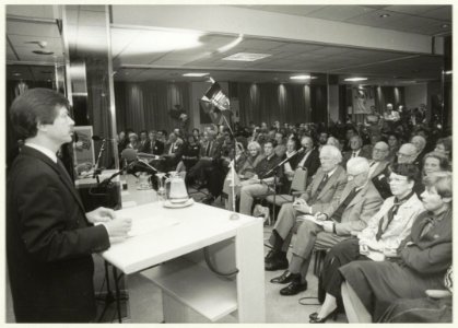 Prof dr. ir. Joris Voorhoeve als spreker voor de V.V.D. in het Carlton Square hotel, i.v.m. de gemeenteraadsverkiezingen. NL-HlmNHA 54031586