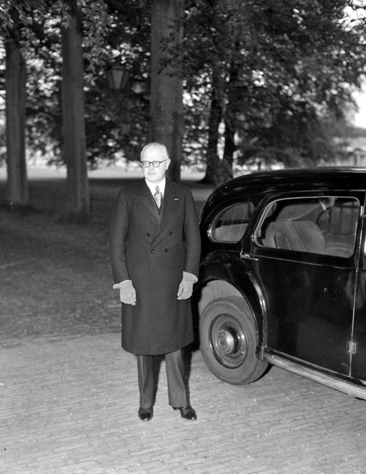 Prof. Romme uit Paleis Soestdijk komend, Bestanddeelnr 901-7646