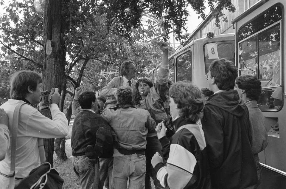 Prominenten begeleiden Ajax-supporters in bussen naar Eindhoven Freek de Jonge , Bestanddeelnr 934-0619