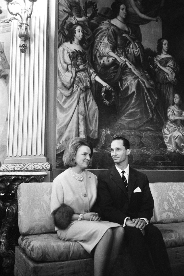 Prinses Irene en Don Carlos in Huis ten Bosch in Oranjezaal geposeerd voor fotog, Bestanddeelnr 916-0453