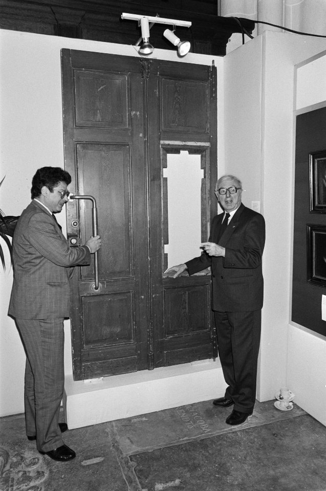 Prof. Jelle Zijlstra (l) en burgemeester Van Thijn bij door Abraham Kuyper gekra, Bestanddeelnr 933-9333