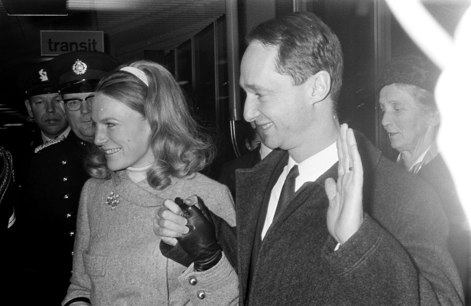 Prinses Irene en Prins Carel Hugo arriveren op Schiphol (na uitgewezen te zijn u, Bestanddeelnr 921-9707