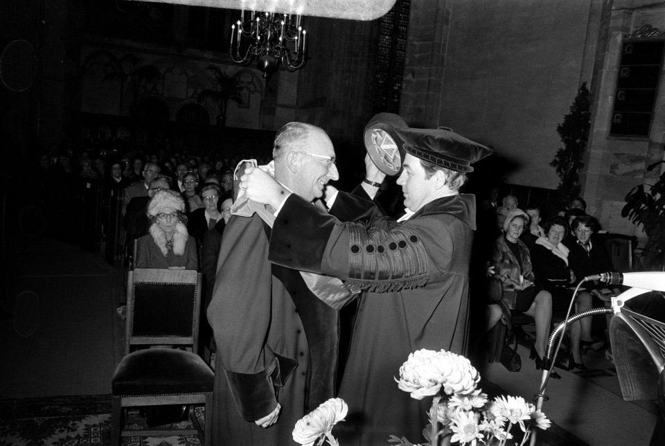Prof. dr. C.J.S. Wensing (r) verleent erepromotie, Bestanddeelnr 925-2190