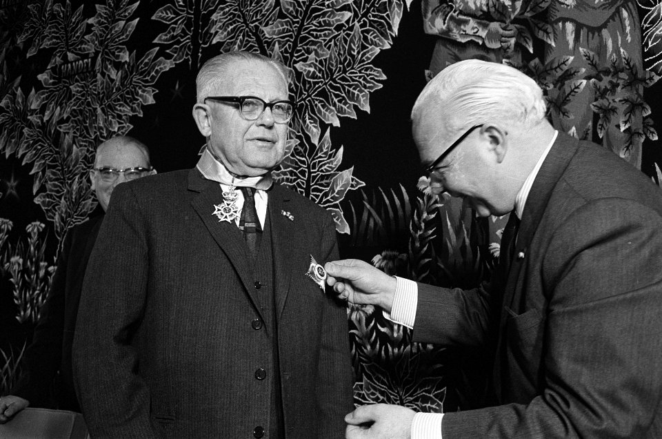 Prof. dr. G.M. Verrijn afscheid genomen als voorzitter van de SER, minister Veld, Bestanddeelnr 916-3472
