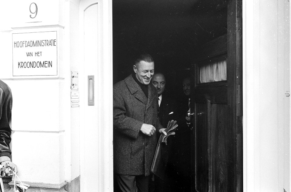 Prof. Dr. H.W.N. Bosman, hoogleraar aan de Tilburgse Hogeschool, arriveert bij h, Bestanddeelnr 919-7414