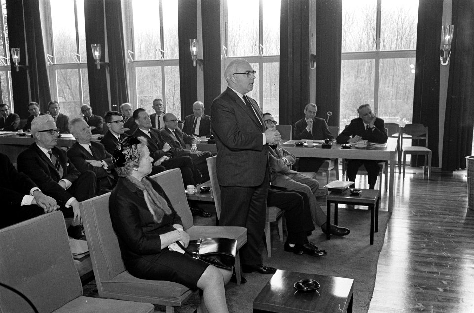 Prof. dr. G.M. Verrijn afscheid genomen als voorzitter van de SER, minister Veld, Bestanddeelnr 916-3476