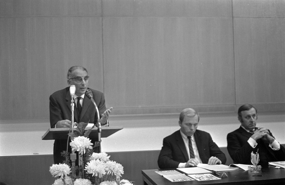 Prof. dr. Polak achter het spreekgestoelte, Bestanddeelnr 921-7278
