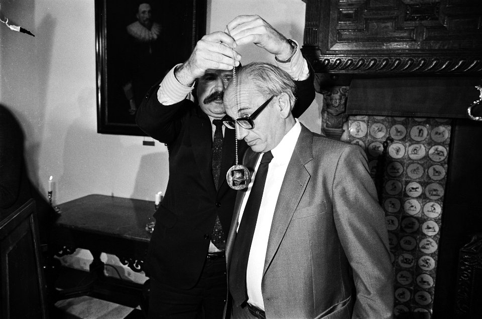 Prof. Karel van het Reve ontvangt P.C. Hooftprijs op Muiderslot minister Van de, Bestanddeelnr 932-1717