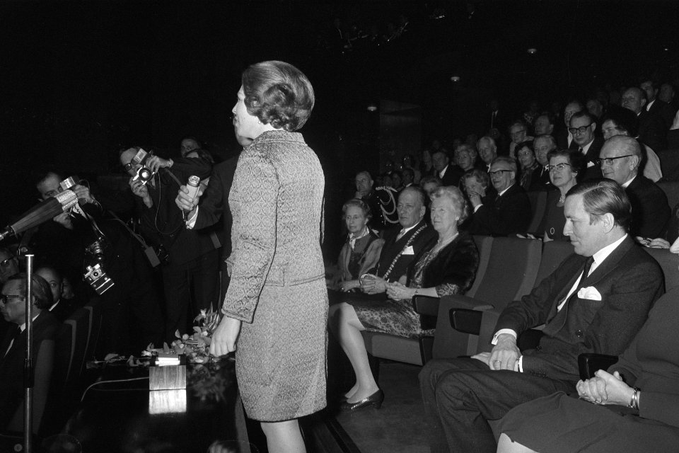 Prinses Beatrix opent nieuw Jaarbeursgebouw, Beatrixgebouw te Utrecht. Prinses B, Bestanddeelnr 923-3120