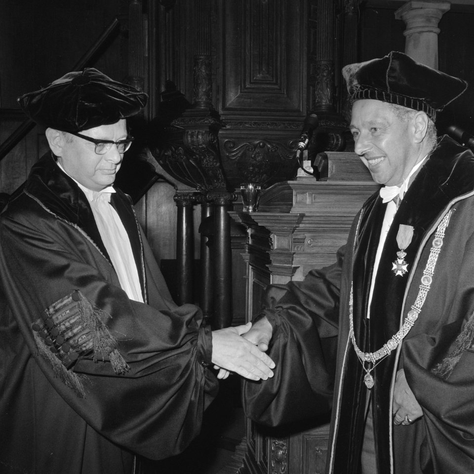 Prof. v.d. Hoeven (links) en prof. mr. Belinfante staan bijeen, Bestanddeelnr 921-6844