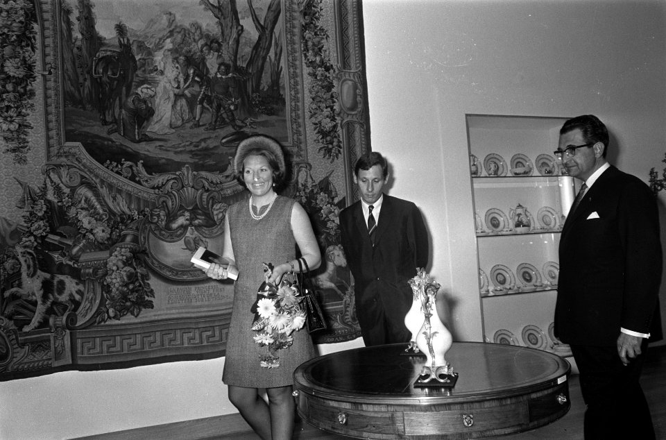 Prinses Beatrix opent tentoonstelling Kunsthandelaar en Verzamelaar in Luthers, Bestanddeelnr 923-3826